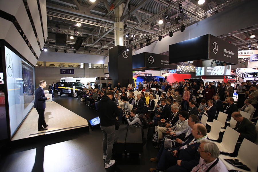 汽車展廳現(xiàn)場，汽車展會嘉賓，奔馳汽車展臺 